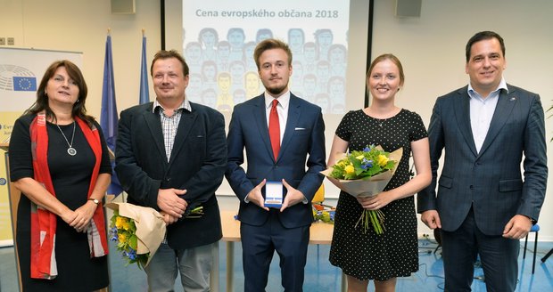 Europoslanci Michaela Šojdrová (vlevo) a Tomáš Zdechovský (vpravo) předali 7. září 2018 v Praze Cenu evropského občana 2018. Ocenění získali ředitel organizace Post Bellum Mikuláš Kroupa (druhý zleva), zástupce hlavního koordinátora Pražského studentského summitu František Novotný (uprostřed) a ředitelka Asociace pro mezinárodní otázky Vlaďka Mušálková (druhá zprava).