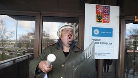 Pavel Novotný Blesk Zprávám zapózoval v uniformě Pohotovostního pluku SNB před policí, kde byl na výslechu