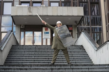 Pavel Novotný Blesk Zprávám zapózoval v uniformě Pohotovostního pluku SNB před policií, kde byl na výslechu.