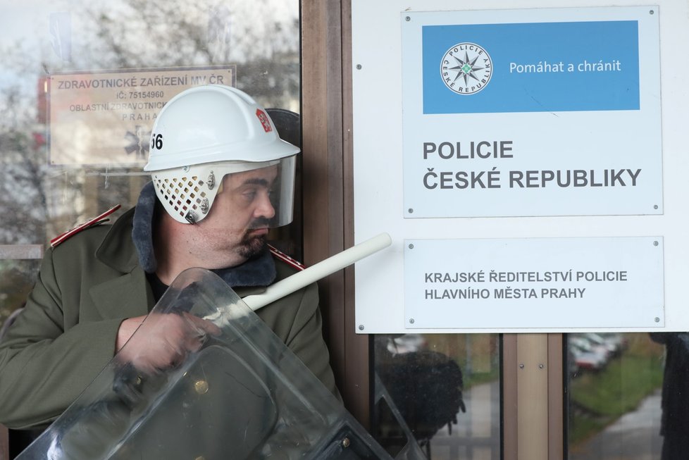 Pavel Novotný Blesk Zprávám zapózoval v uniformě Pohotovostního pluku SNB před policií, kde byl na výslechu.
