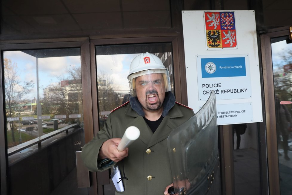 Pavel Novotný Blesk Zprávám zapózoval v uniformě Pohotovostního pluku SNB před policií, kde byl na výslechu