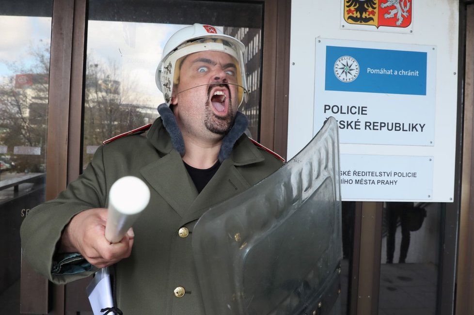 Pavel Novotný Blesk Zprávám zapózoval v uniformě Pohotovostního pluku SNB před policií, kde byl na výslechu.