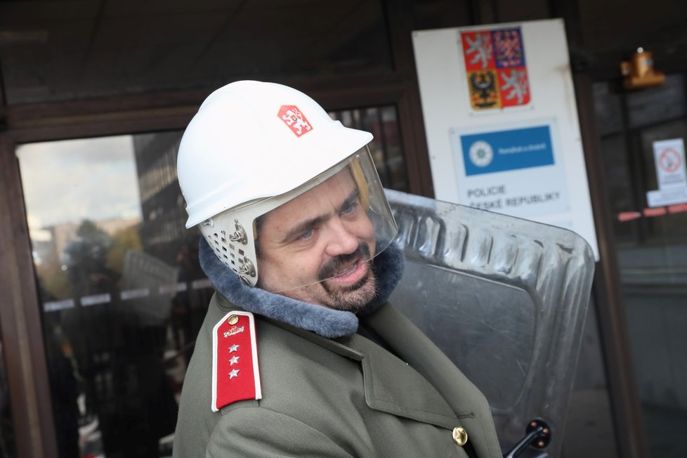 Pavel Novotný Blesk Zprávám zapózoval v uniformě Pohotovostního pluku SNB před policí, kde byl na výslechu