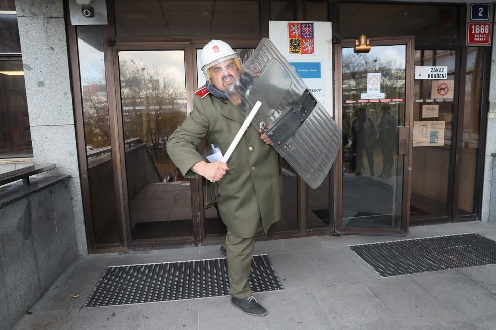 Pavel Novotný Blesk Zprávám zapózoval v uniformě Pohotovostního pluku SNB před policí, kde byl na výslechu.