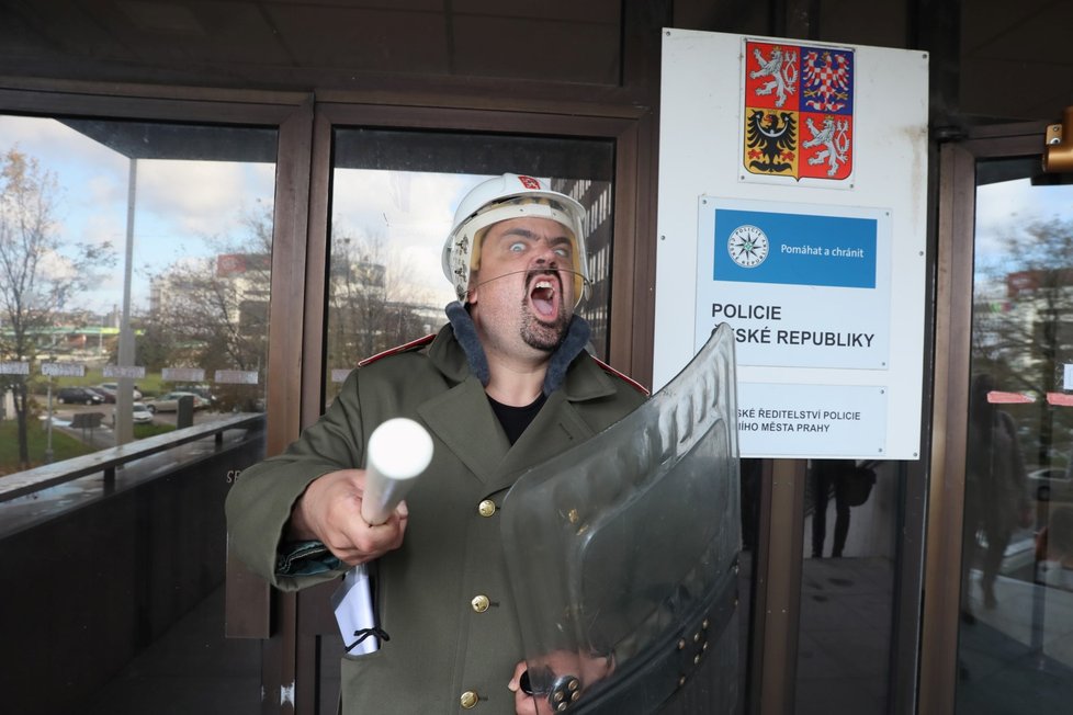 Pavel Novotný Blesk Zprávám zapózoval v uniformě pohotovostního pluku před policí, kde byl na výslechu.