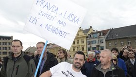 Novotný se na svůj kousek vybavil transparentem a speciálním tričkem