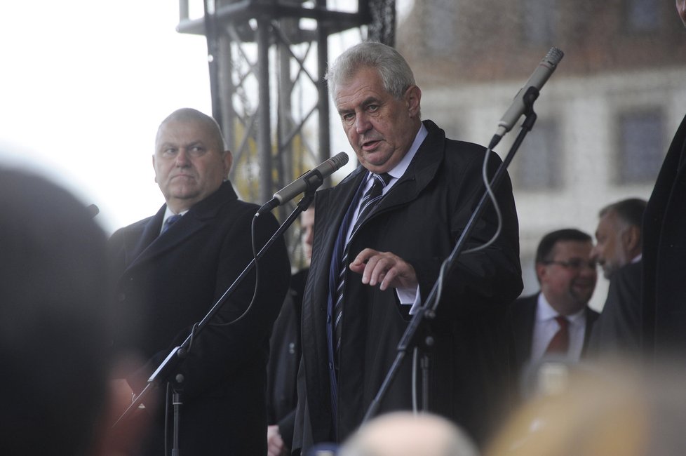 Prezident Zeman si Novotného v hledišti všiml a rozhodl se reagovat