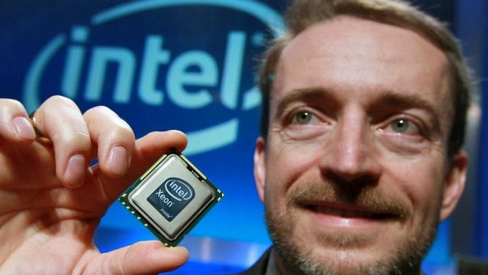 Nový a výkonnější. Senior viceprezident Intelu Patrick Gelsinger představuje nový procesor Xeon 5500 určený pro servery