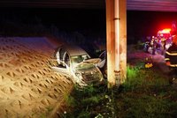 Vážná dopravní nehoda u Nového Boru: Pět mladých lidí utrpělo zranění, jeden je v ohrožení života