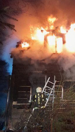 Tragédie při požáru v Novém Boru: Zasahujícího dobrovolného hasiče zabil zřícený strop.