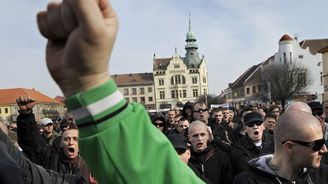 V Novém Bydžově se protestovalo proti „cikánskému teroru“. Policie čistila radikálům cestu