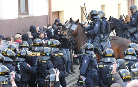 Demonstranty se snažili vytlačit policisté na koních.