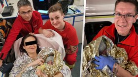 Budíček! Záchranáři z Nového Bydžova mají za sebou porod v sanitce