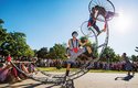 Představení nového cirkusu na Letní Letné mnohdy spojují více cirkusových umění – klaunství se žonglování i akrobacii