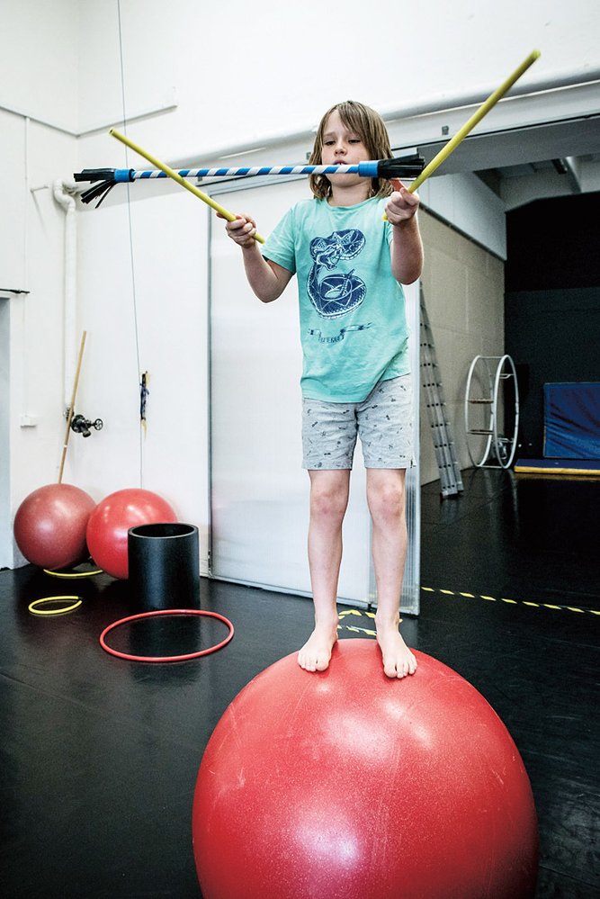 V CIRQUENU učí balanční techniky a žonglování. A třeba i obojí najednou
