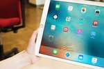  Současná generace iPadů má dole klasický proužek s ovládacím tlačítkem Home. Nová generace by to mohla změnit.