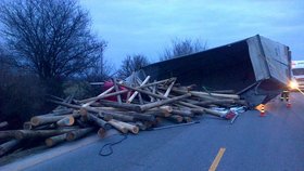 Kamion se dřevem zablokoval provoz (ilustrační foto).