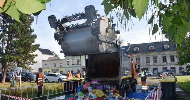 V Novém Jičíně nechali veřejně vysypat 400 kg vážící kupu odpadků na ulici. Aby zjistili, jak lidé nakládají s odpadem a jak třídění zefektivnit.