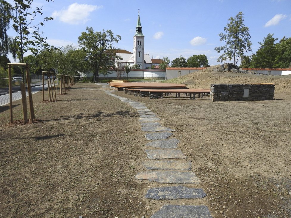 Místo rozpadlého bývalého letního kina vzniká nový relaxačně-oddychový park.