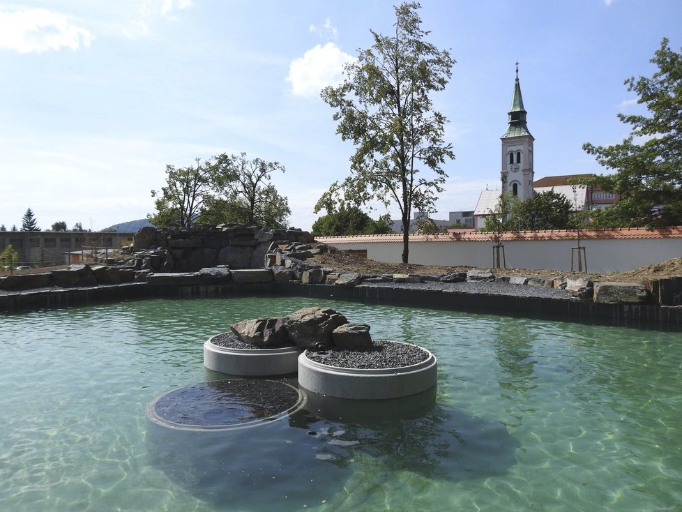 Místo rozpadlého bývalého letního kina vzniká nový relaxačně-oddychový park.