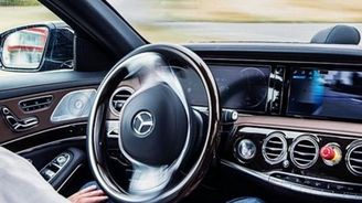 Nový Mercedes-Benz třídy E bude jezdit úplně sám i v dálničních rychlostech