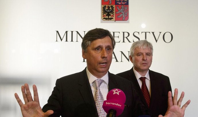 Ministr financí Jan Fischer s premiérem Jiřím Rusnokem (v pozadí).