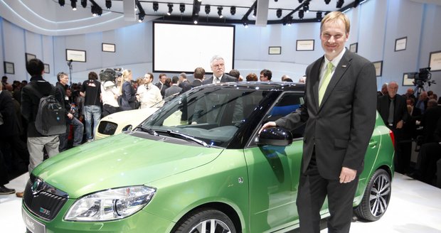 Člen představenstva Škody Auto Eckhard Scholz představil 1. března v předvečer 80. mezinárodního ženevského autosalonu v Ženevě nový model Fabia RS