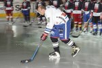 Duben 2010: Pavel Nový se díky své obrovské vůli už mohl postavit na led. V dresu HC Olymp předvedl, jaký je bojovník.