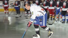 Duben 2010: Pavel Nový se díky své obrovské vůli už mohl postavit na led. V dresu HC Olymp předvedl, jaký je bojovník.