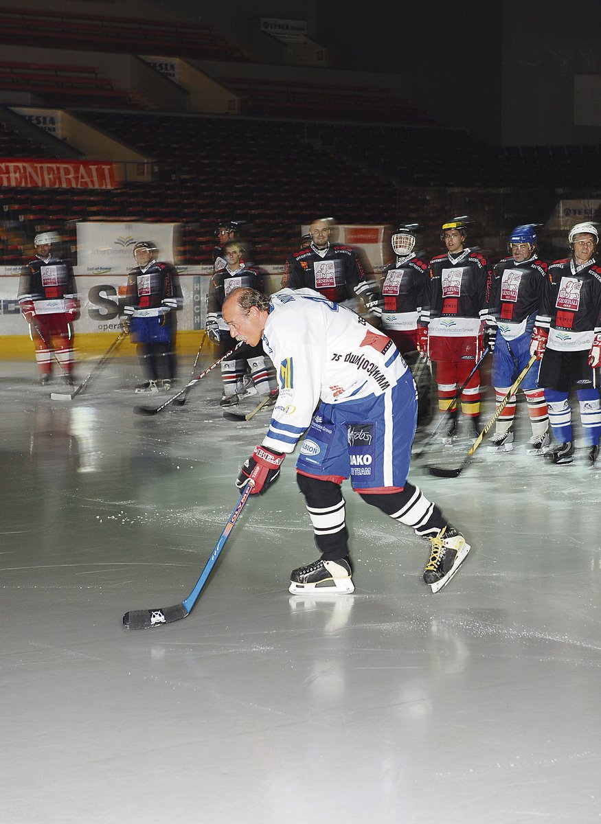 Duben 2010: Pavel Nový se díky své obrovské vůli už mohl postavit na led. V dresu HC Olymp předvedl, jaký je bojovník.