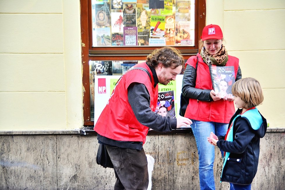 Kolegové z redakce a ředitelka prodávali Nový Prostor na pomoc Jitce.