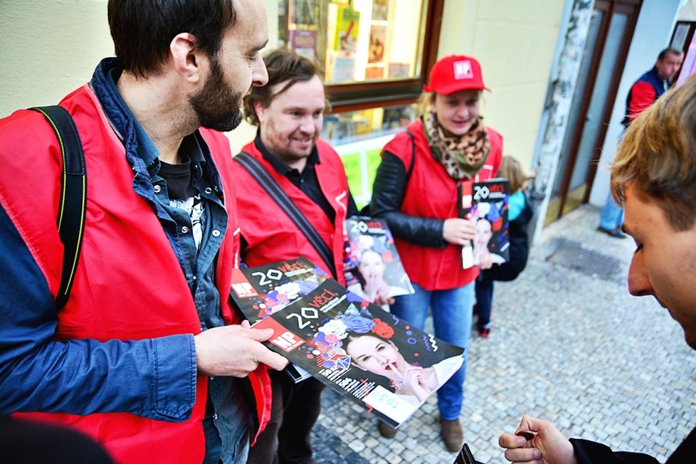 Kolegové z redakce a ředitelka prodávali Nový Prostor na pomoc Jitce.