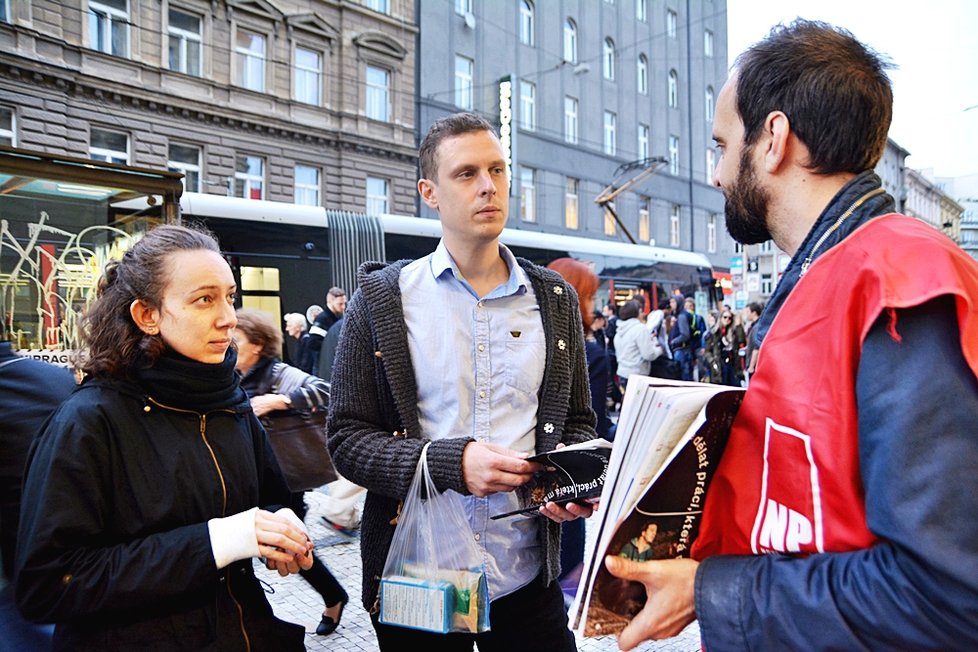 Kolegové z redakce a ředitelka prodávali Nový Prostor na pomoc Jitce.