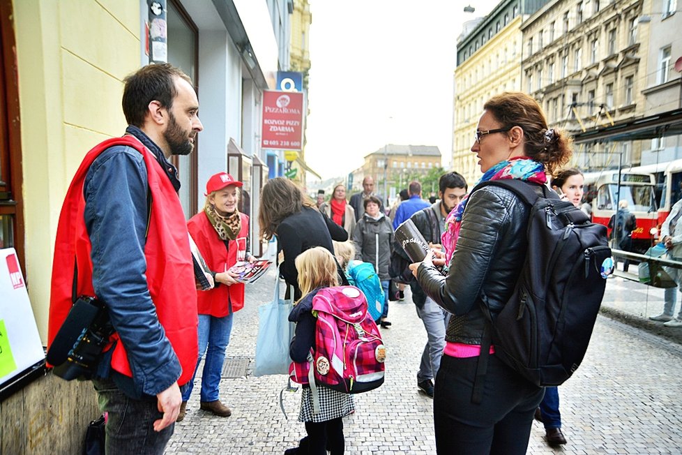 Kolegové z redakce a ředitelka prodávali Nový Prostor na pomoc Jitce.