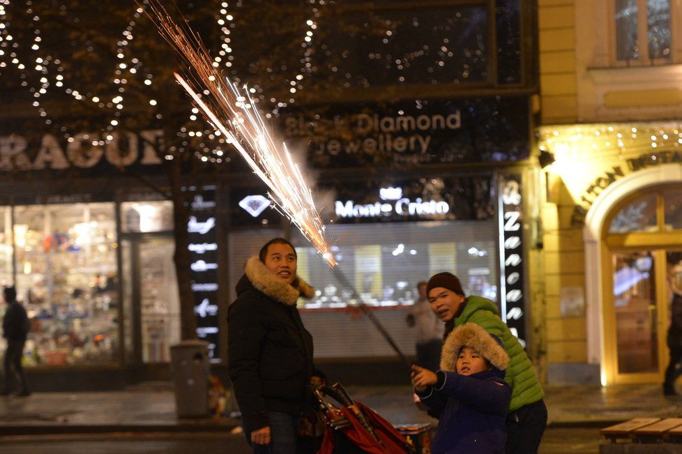 Krátce před půlnocí se v Praze rozjíždějí oslavy.