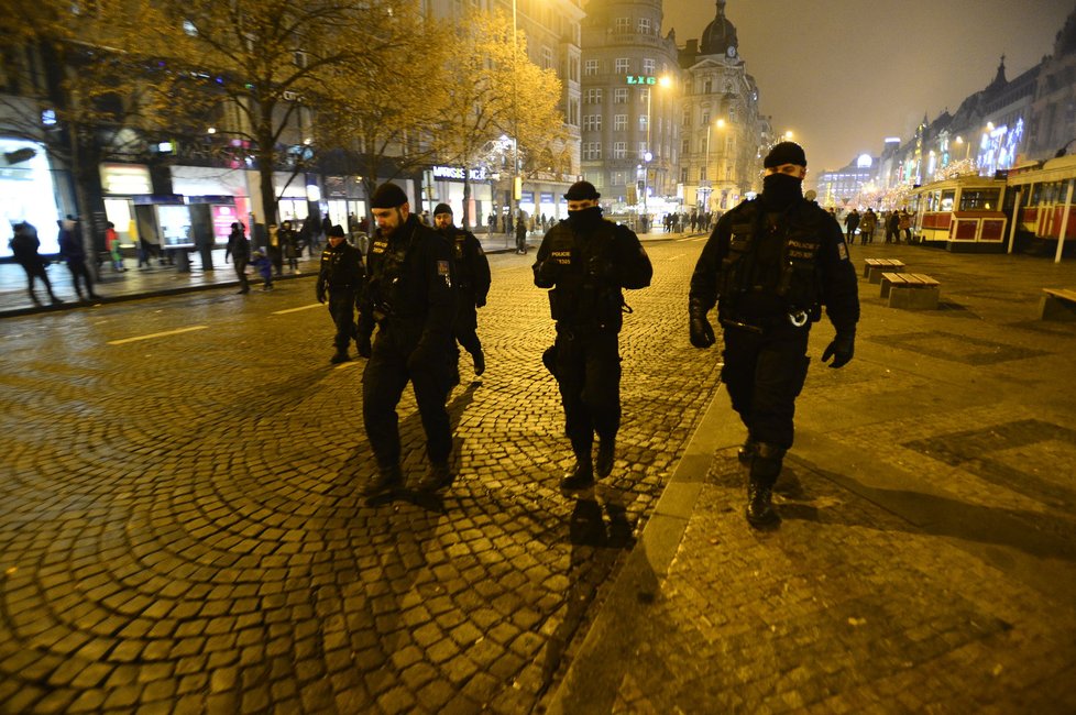 Na oslavy Nového roku v Praze dohlíží několik policejních jednotek i záchranářský Golem