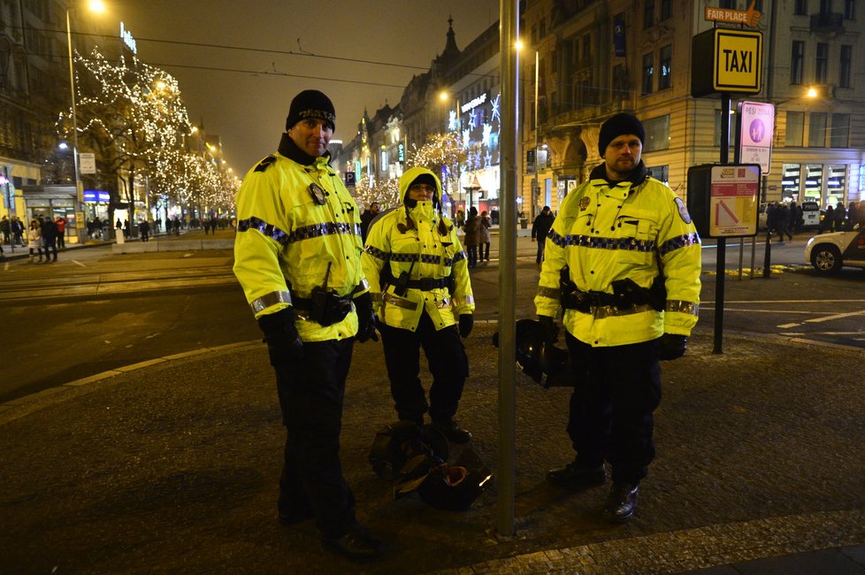 Na oslavy Nového roku v Praze dohlíží několik policejních jednotek i záchranářský Golem