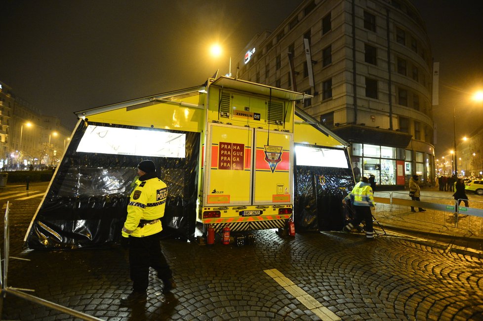 Na oslavy Nového roku v Praze dohlíží několik policejních jednotek i záchranářský Golem