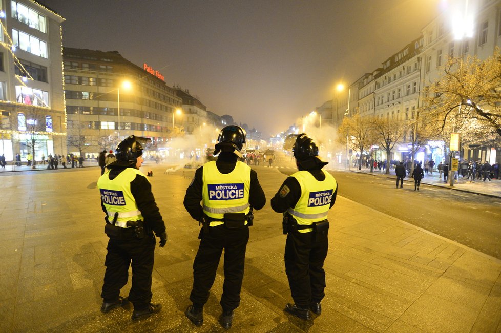 Na oslavy Nového roku v Praze dohlíží několik policejních jednotek i záchranářský Golem