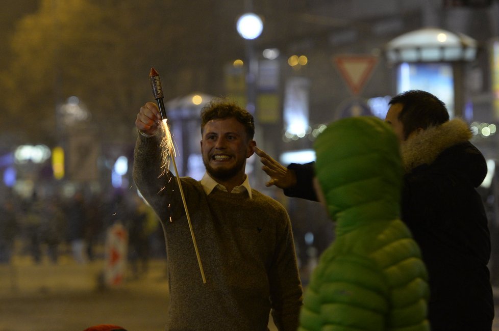 Krátce před půlnocí se v Praze rozjíždějí oslavy