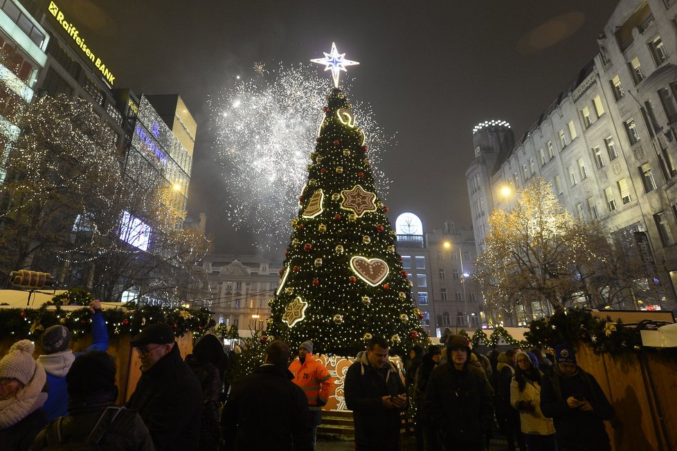 Krátce před půlnocí se v Praze rozjíždějí oslavy