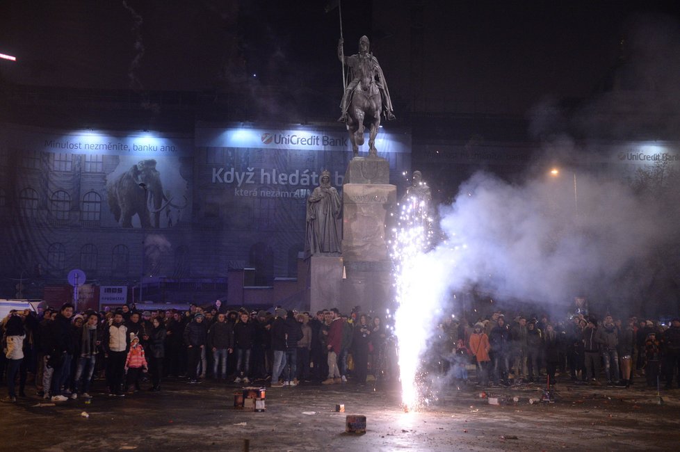 Zábavní pyrotechnika loni zranila 12 lidí.