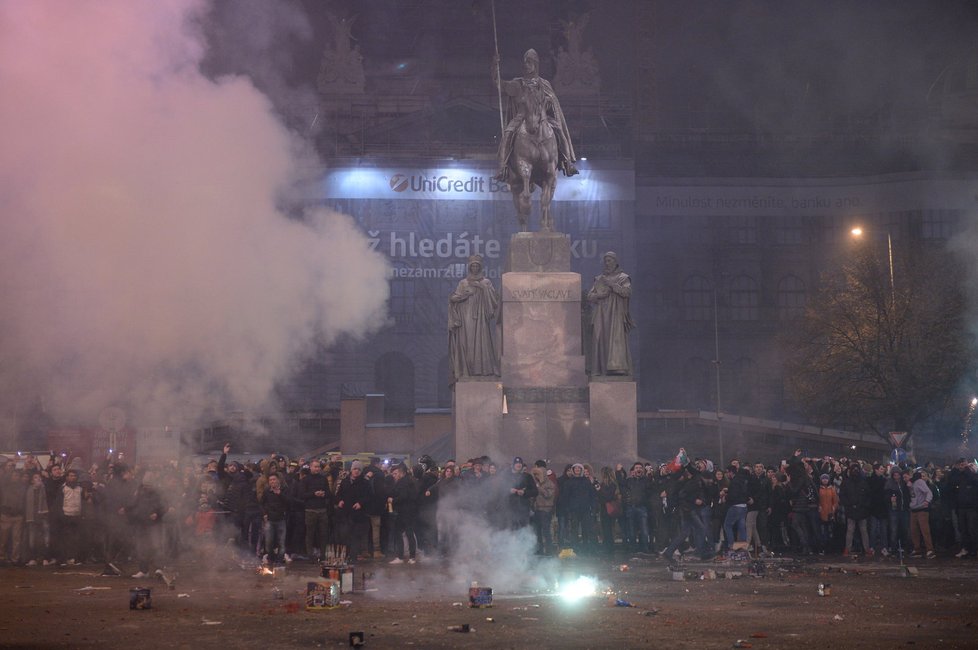 Zákazníci by měli vždy kupovat pouze pyrotechniku, která je označená značkou CE.