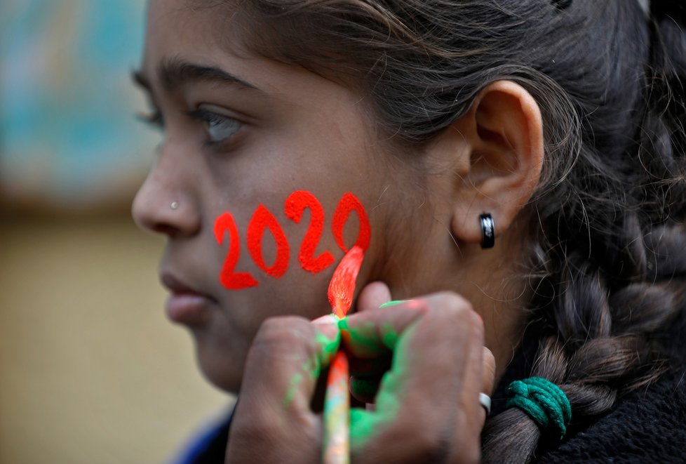 Indičtí studenti se připravují na novoroční oslavy, (31.12.2019).