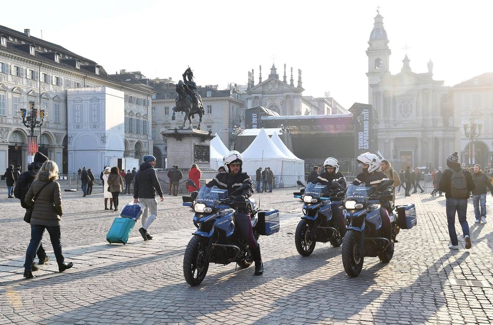 Itálie na Silvestra do ulic měst vypravila větší množství policistů