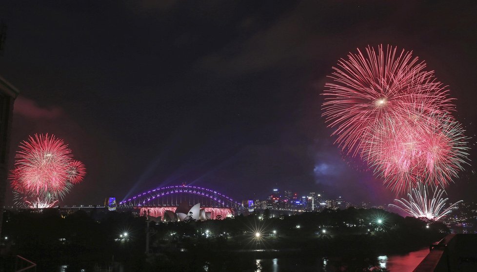 Světelná show v australském Sydney začala již před půlnocí