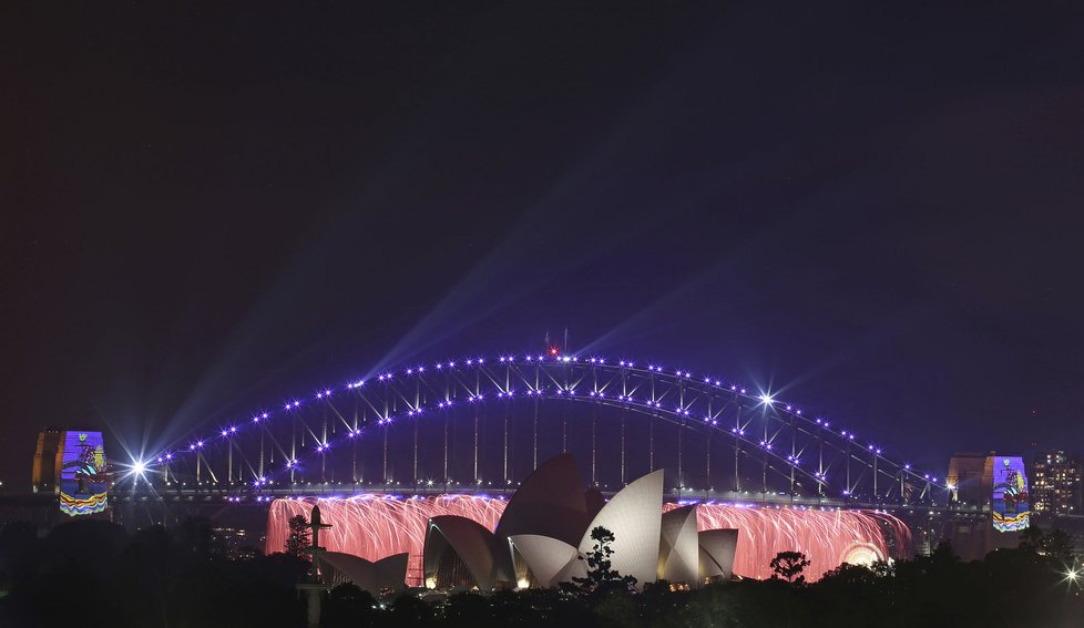 Světelná show v australském Sydney začala již před půlnocí