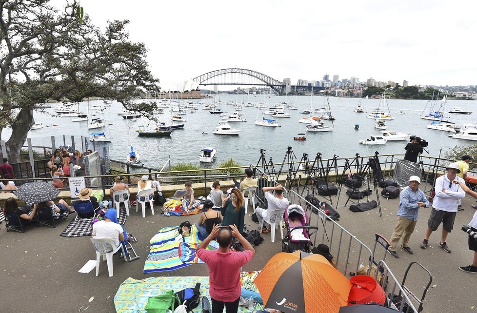 Volné prostranství před přístavem v Sydney se plnilo již od odpoledních hodin