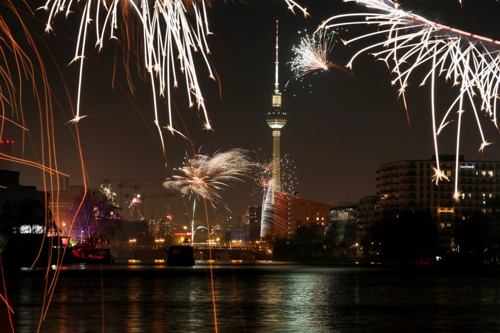 Novoroční ohňostroje v centru Berlína.