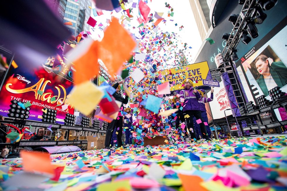 Přípravy na bujaré oslavy Nového roku v New Yorku (31. 12. 2022)